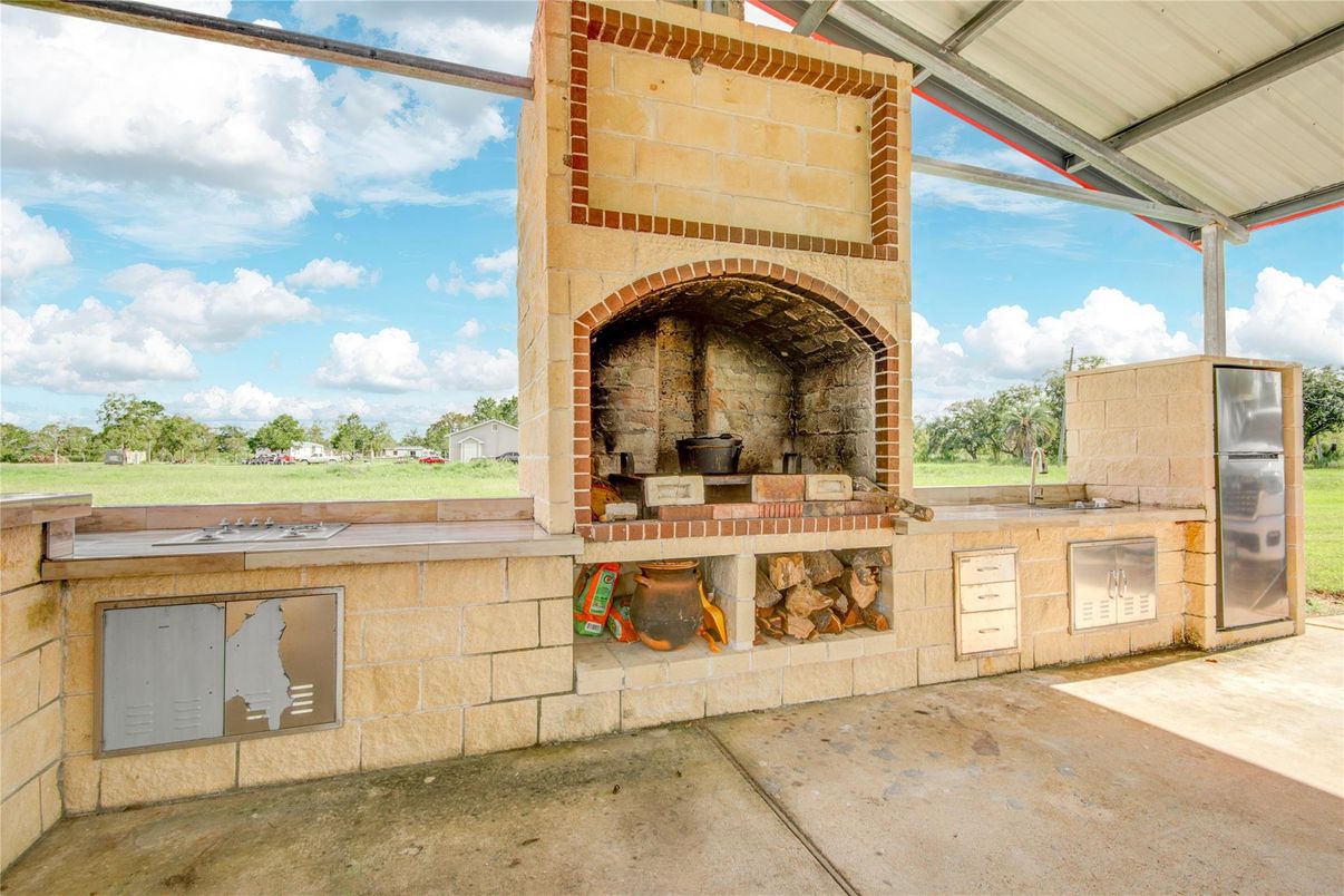Exterior, Fireplace, Outdoor Kitchen