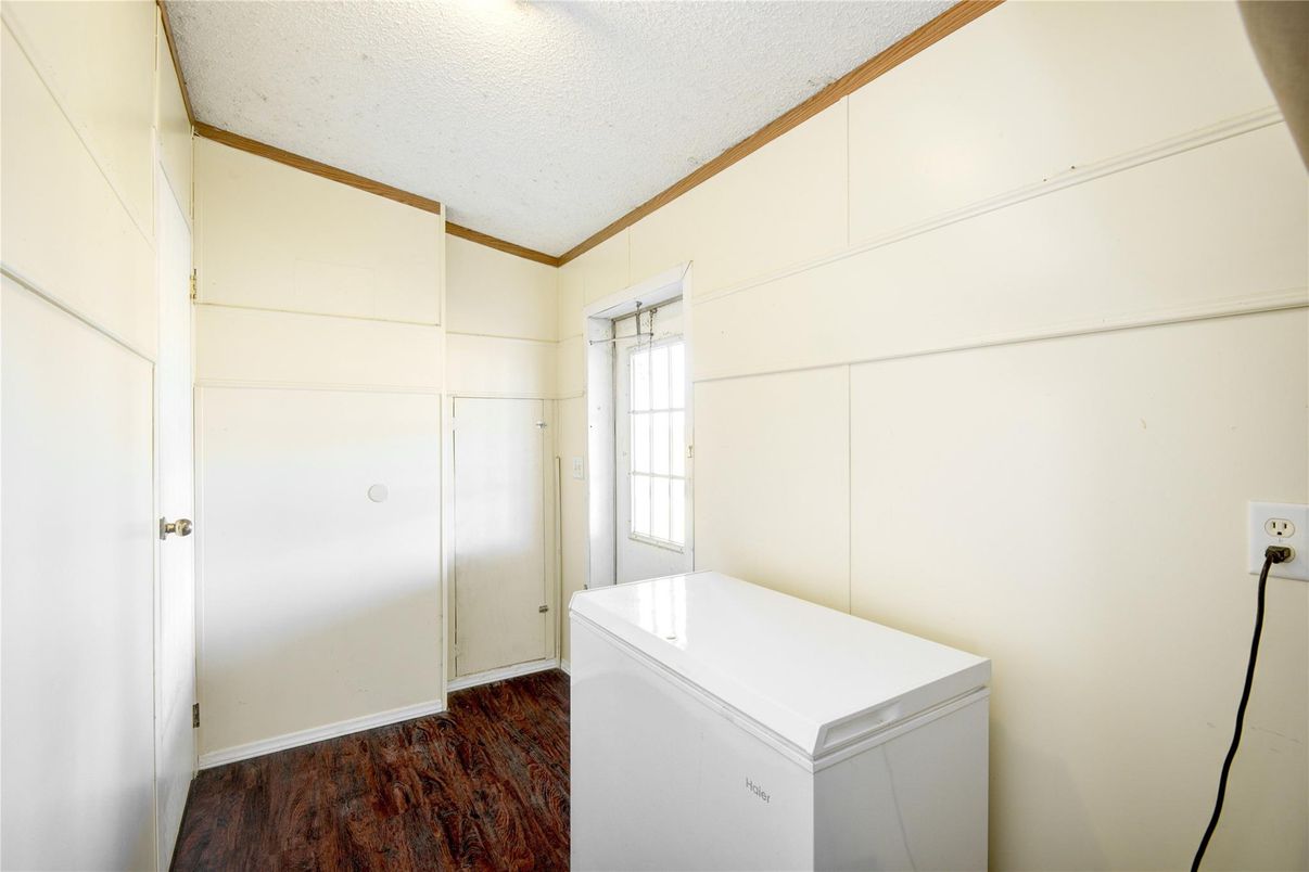Interior, Washer, Wood Texture Flooring