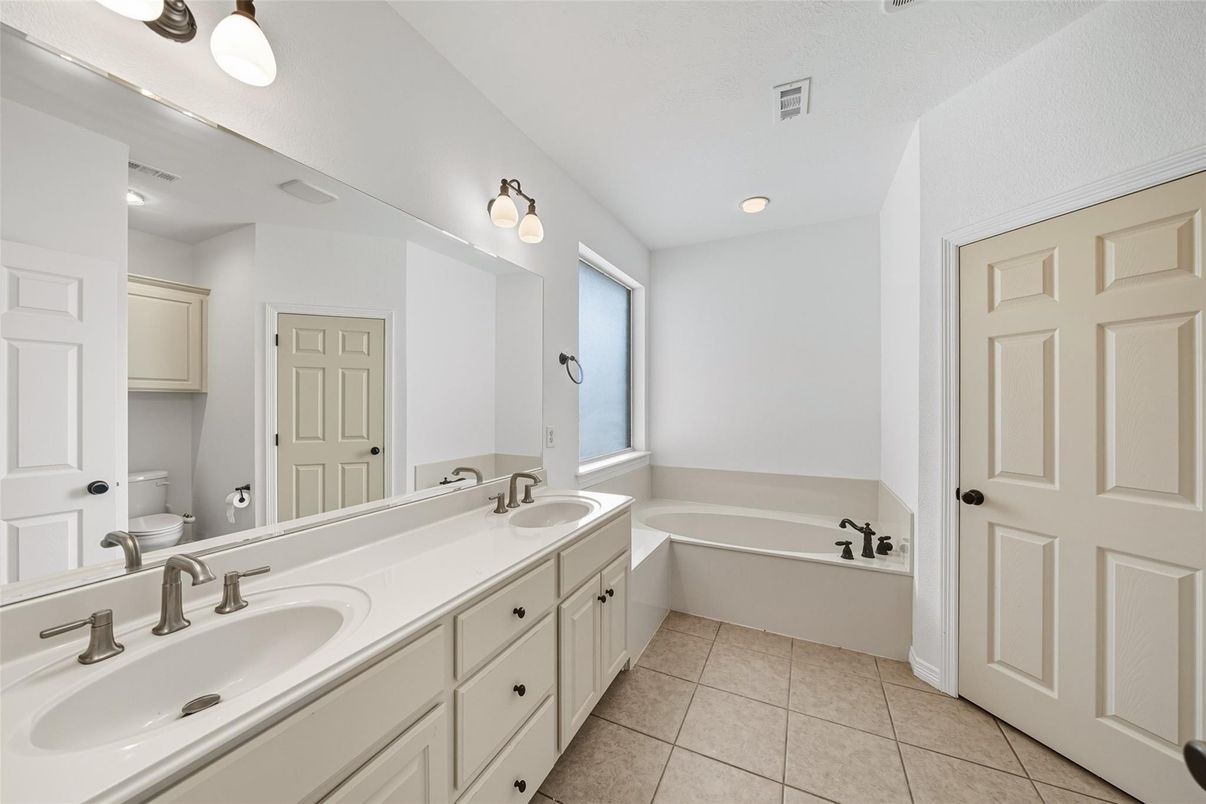 Bathroom, Dual Sink Vanities, Interior, Recessed Lighting