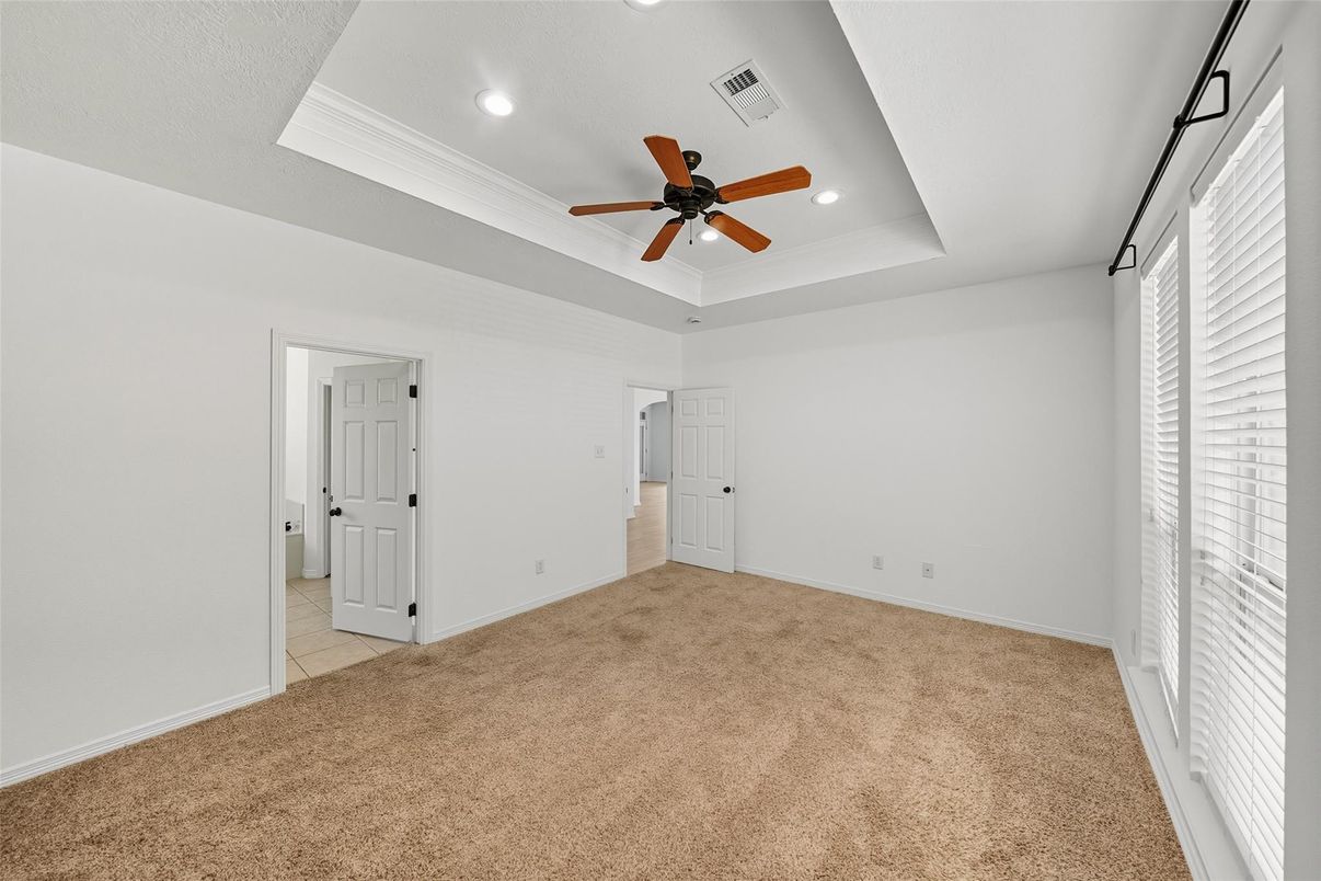 Empty room, Interior, Recessed Lighting