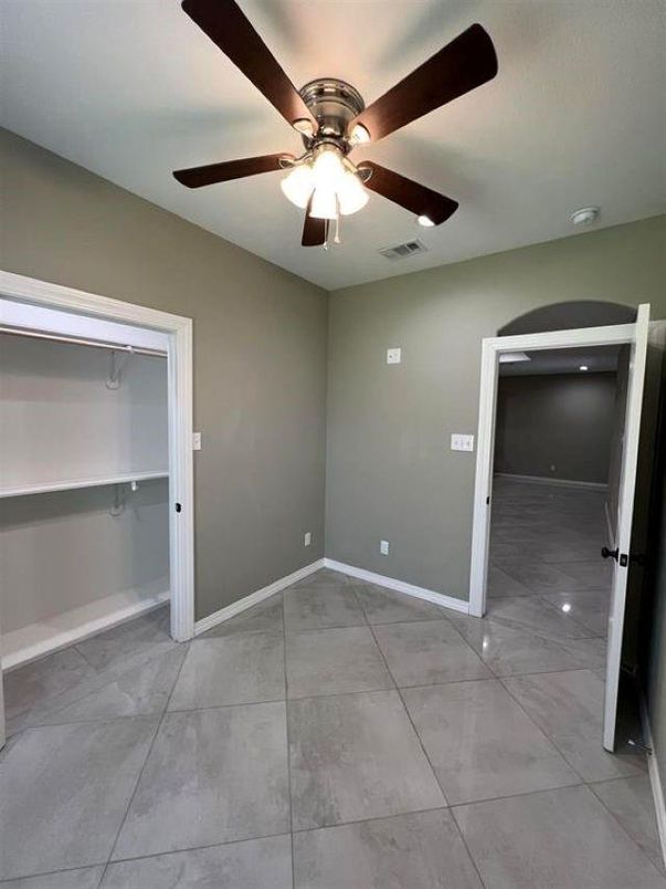 Empty room, Interior