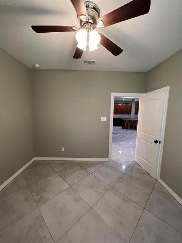 Empty room, Interior
