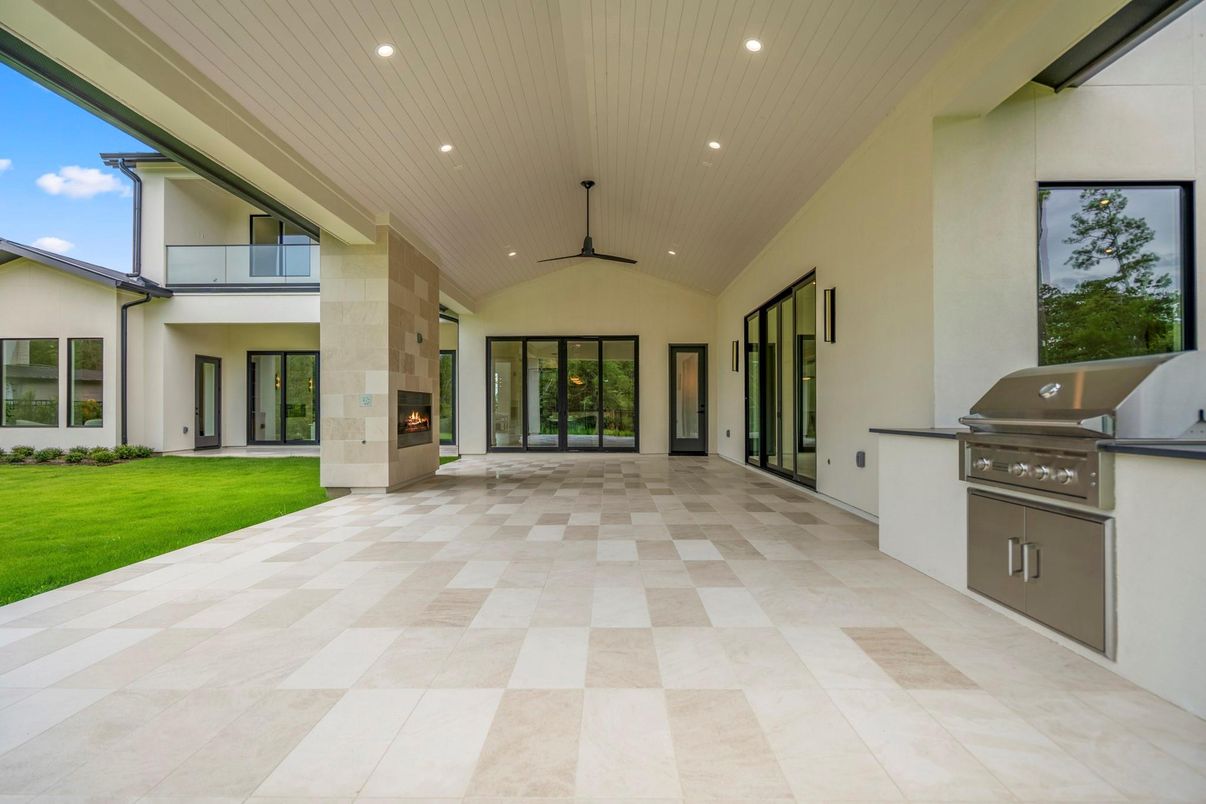 Exterior, Fireplace, Outdoor Kitchen