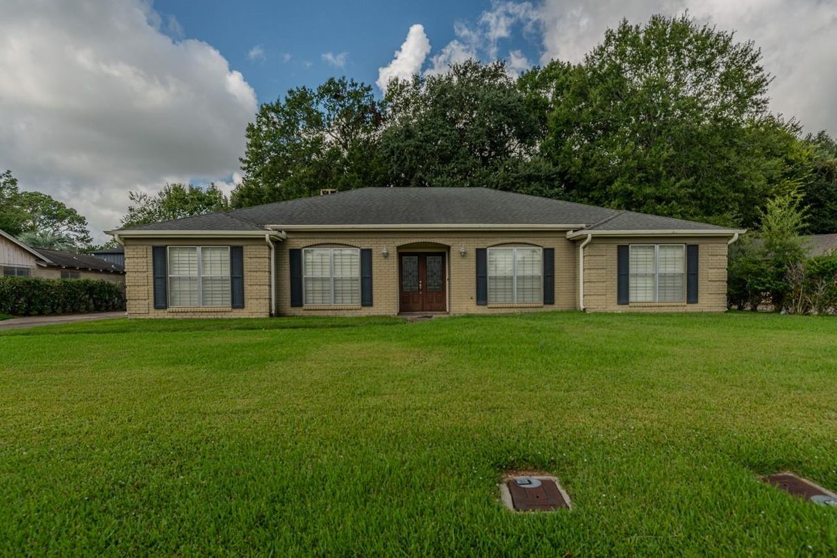 Backyard, Exterior, Facade, Brick Facade, Ranch