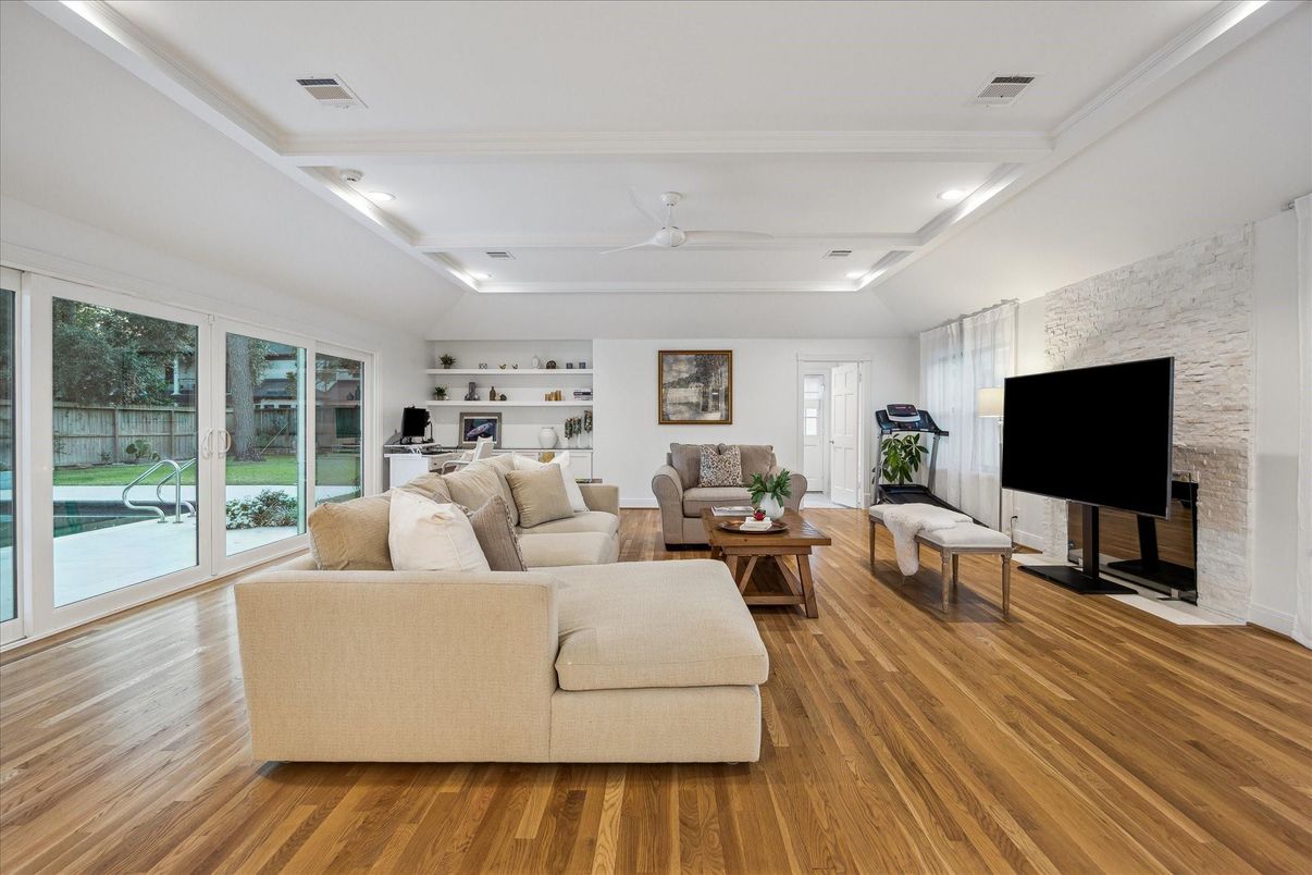 Fitness Equipment, Interior, Living room, Recessed Lighting, Stone Walls, Wood Texture Flooring