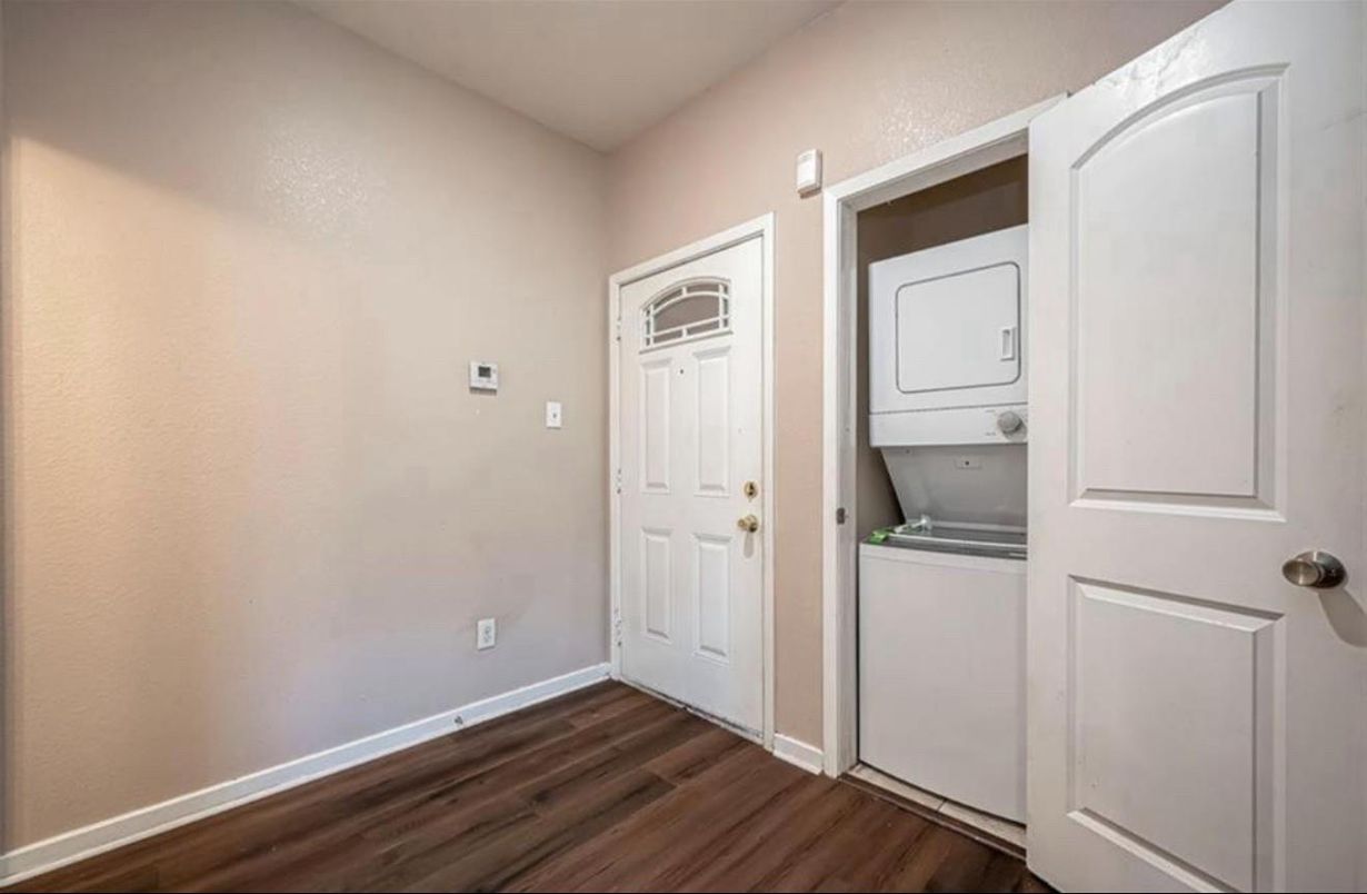 Interior, Utility Closets, Washer, Wood Texture Flooring