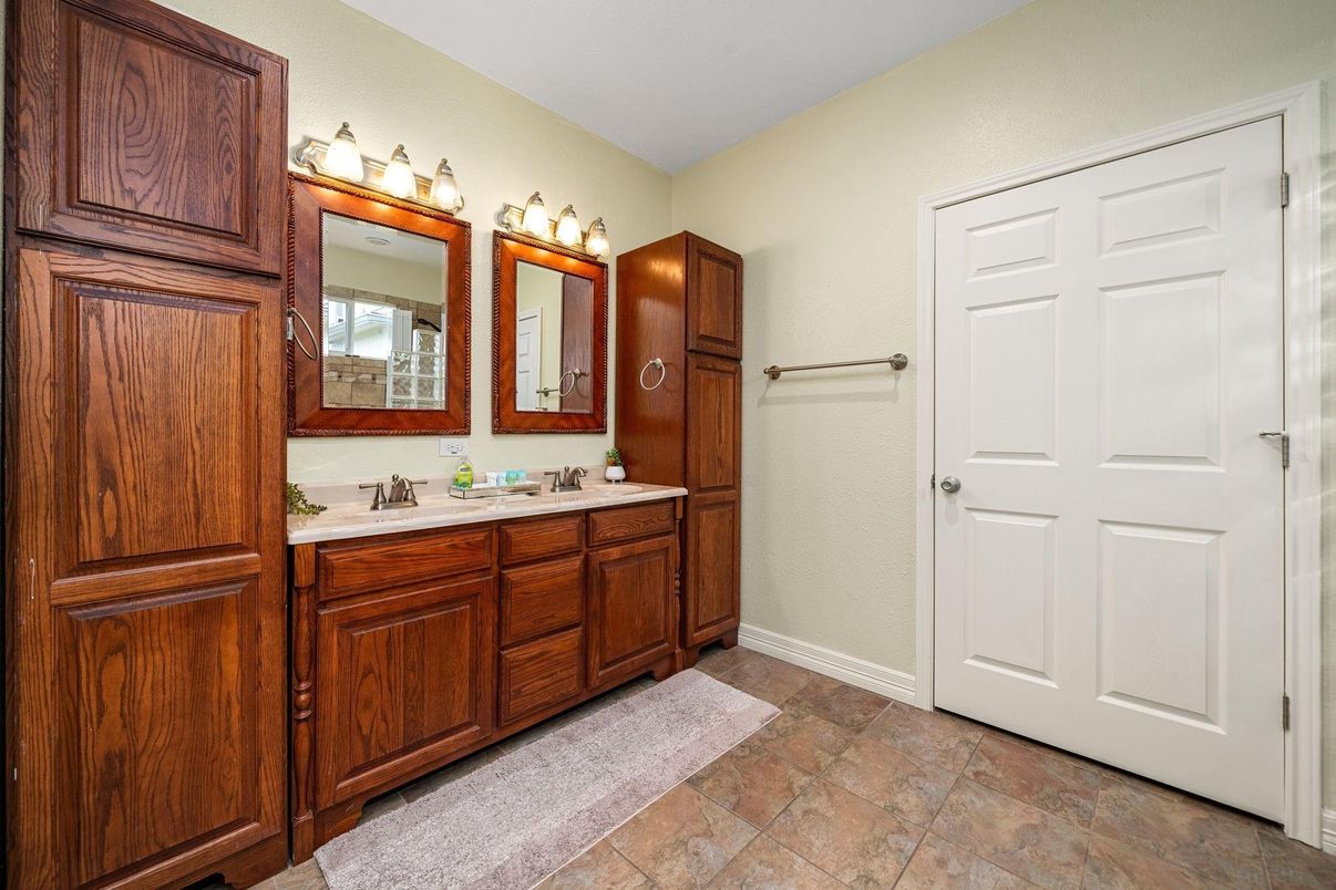 Bathroom, Dual Sink Vanities, Interior