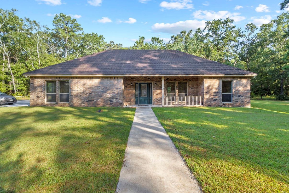 Exterior, Facade, Brick Facade, Ranch
