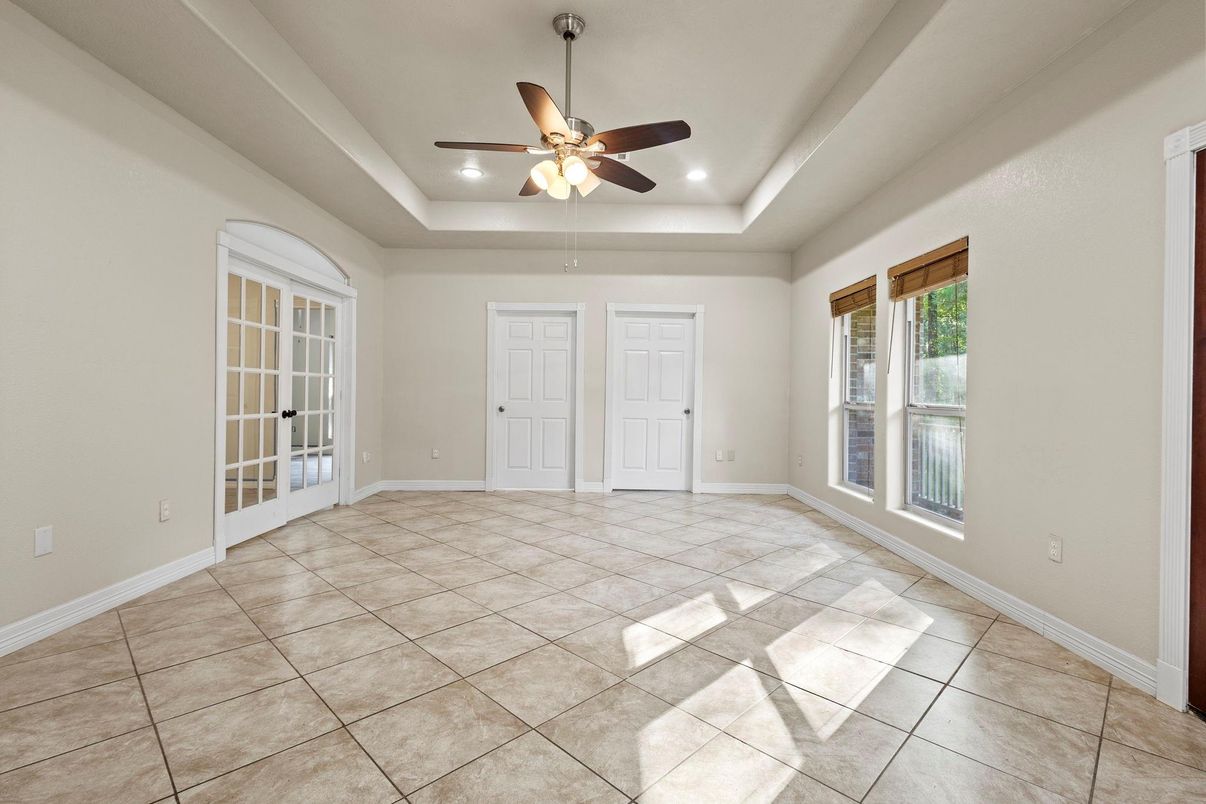 Empty room, Interior, Recessed Lighting