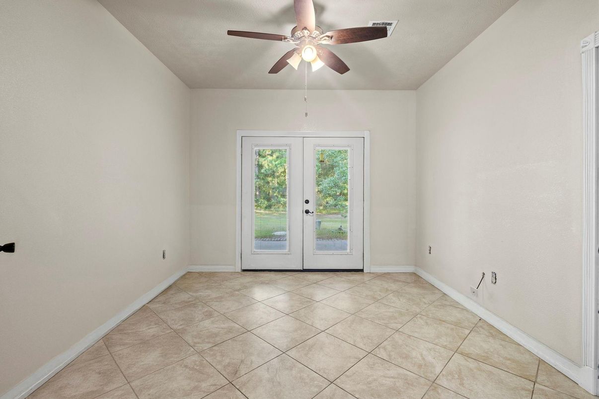 Empty room, Interior