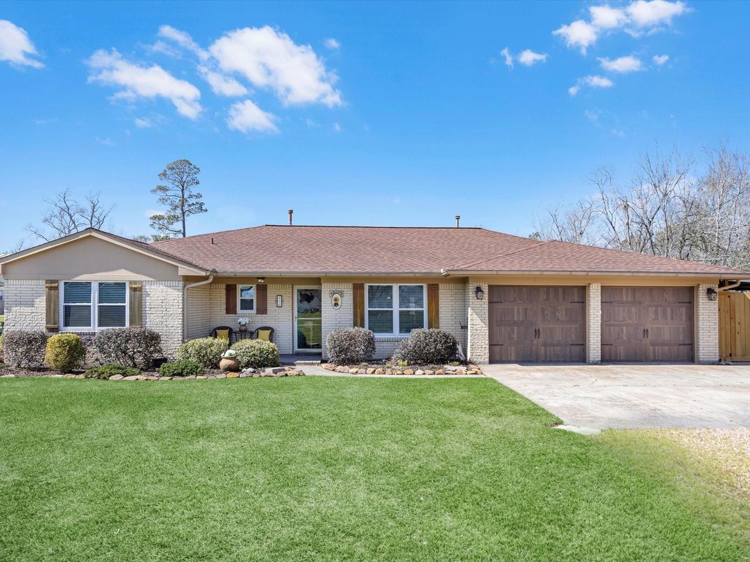 Attached, Exterior, Facade, Ranch