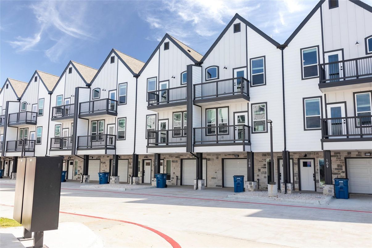 Attached, Exterior, Facade, Rowhouse