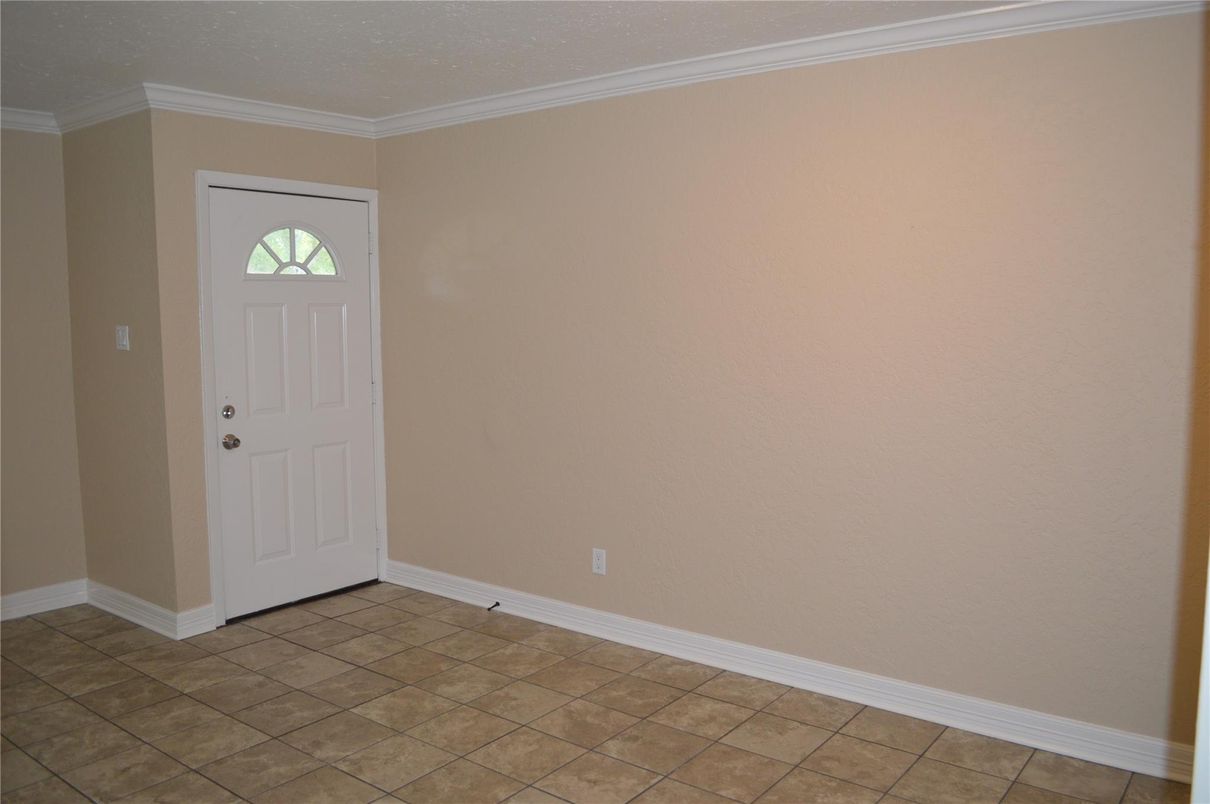 Empty room, Interior