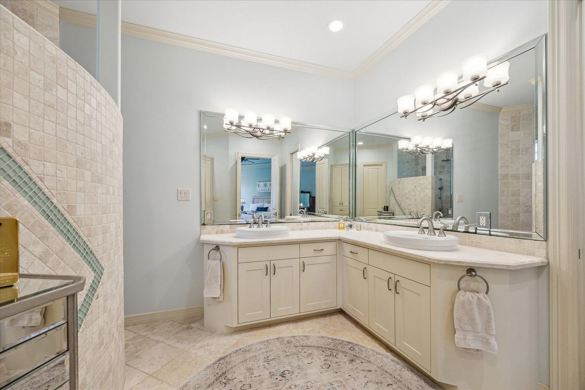 Bathroom, Dual Sink Vanities, Interior, Recessed Lighting