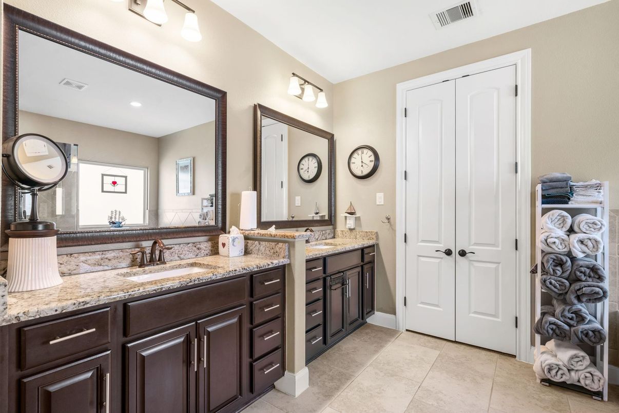 Bathroom, Dual Sink Vanities, Interior, Recessed Lighting