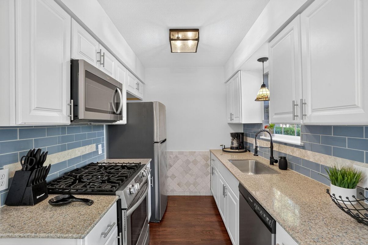 Interior, Kitchen, Pendant Lights, Wood Texture Flooring