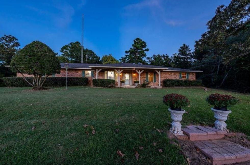 Backyard, Exterior, Facade, Brick Facade, Ranch