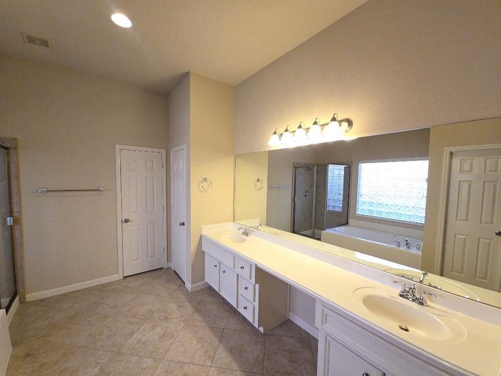 Bathroom, Dual Sink Vanities, Interior, Recessed Lighting
