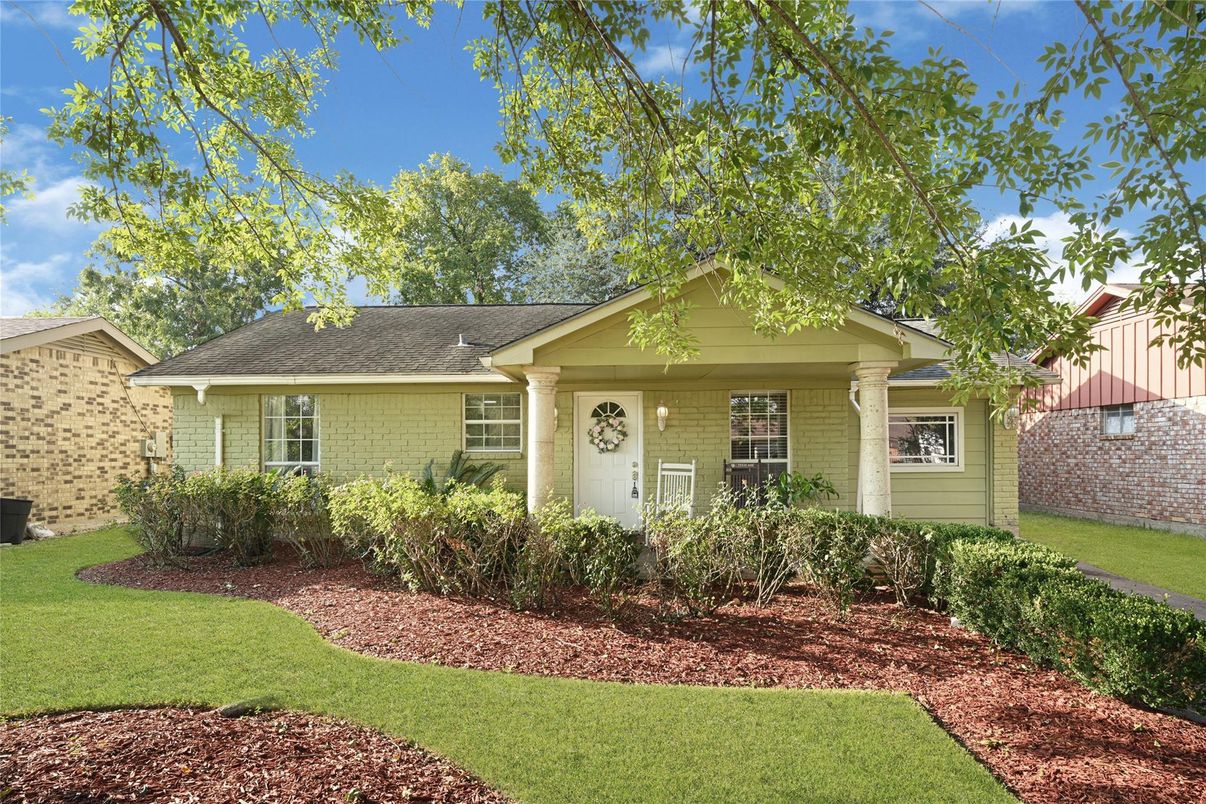 Exterior, Facade, Brick Facade, Ranch