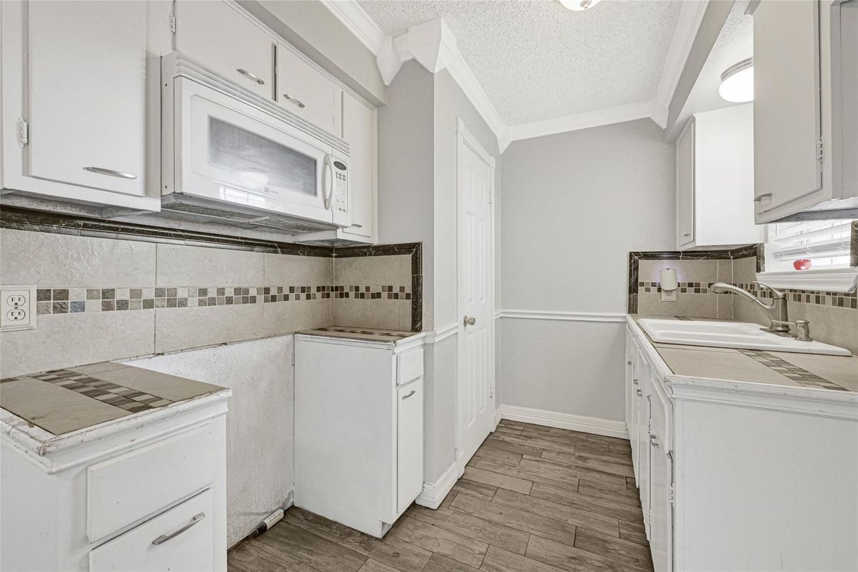 Interior, Washer, Wood Texture Flooring