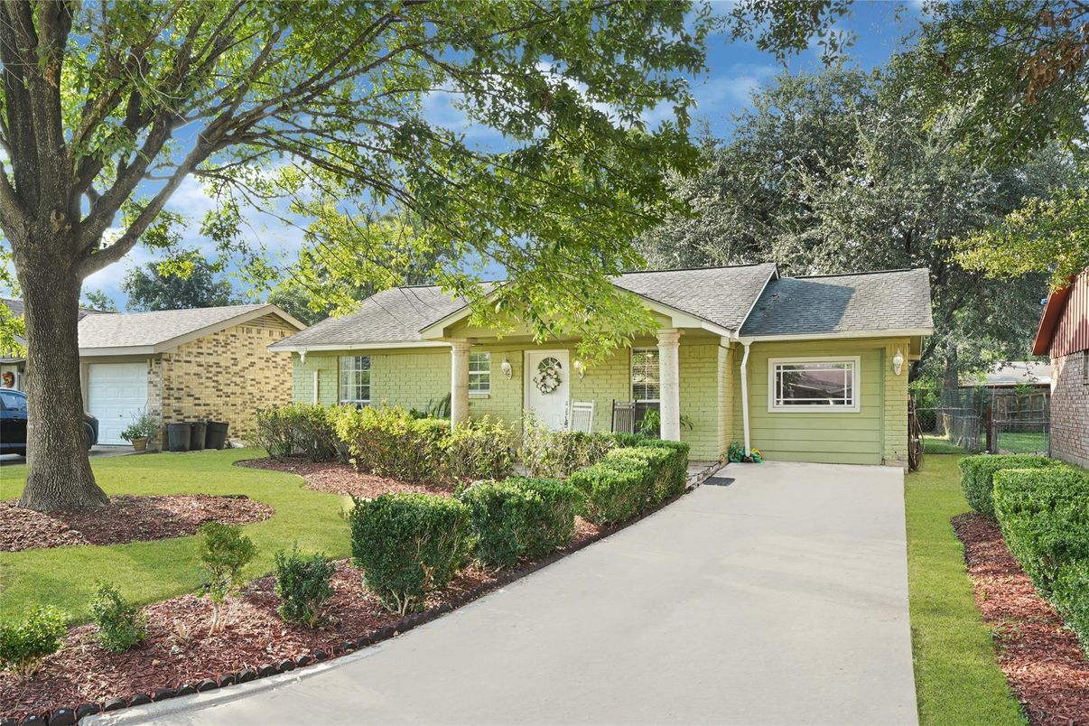 Attached, Backyard, Exterior, Facade, Brick Facade, Ranch