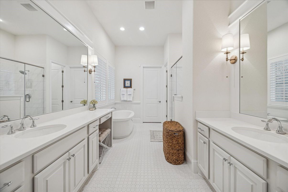 Bathroom, Dual Sink Vanities, Interior, Recessed Lighting