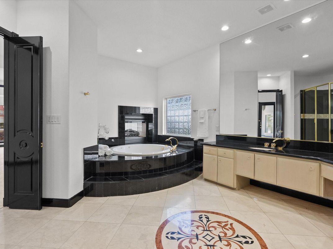 Bathroom, Dual Sink Vanities, Interior, Recessed Lighting