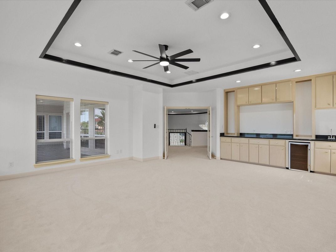 Empty room, Interior, Recessed Lighting