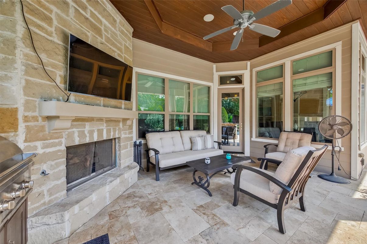 Exterior, Fireplace, Outdoor Kitchen