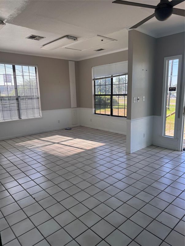 Empty room, Interior