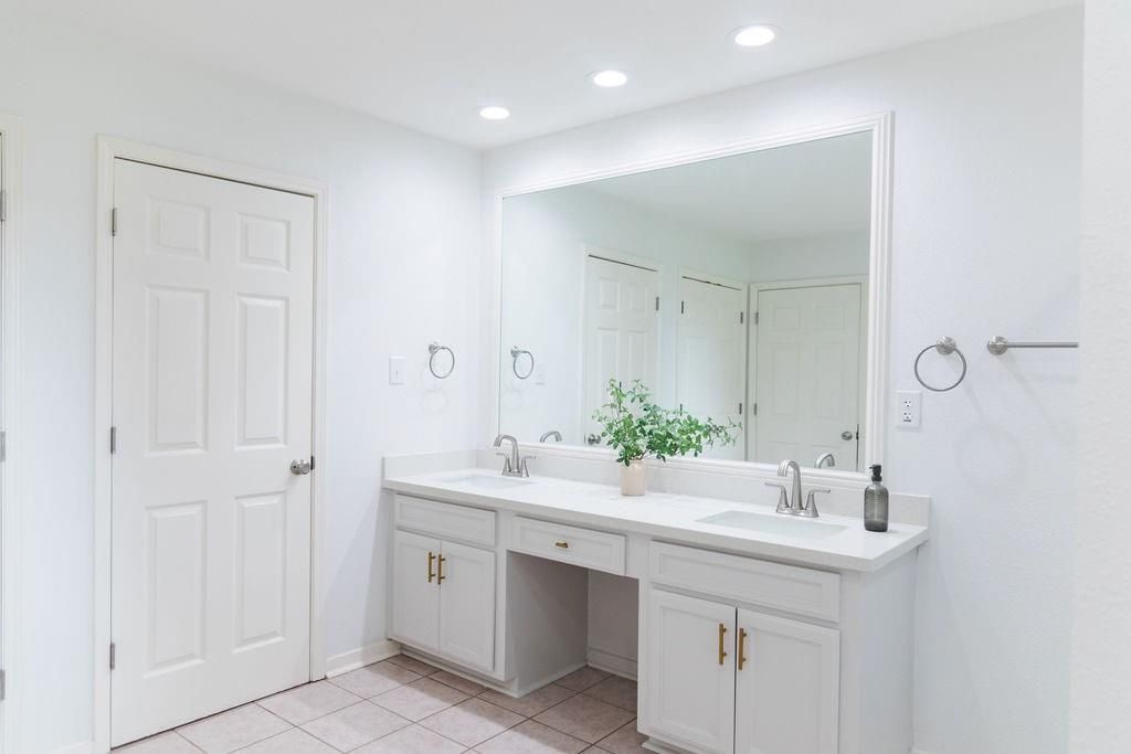 Bathroom, Dual Sink Vanities, Interior, Recessed Lighting