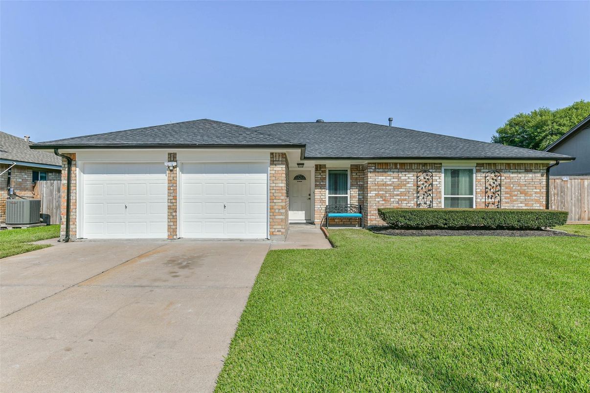 Attached, Exterior, Facade, Brick Facade, Ranch