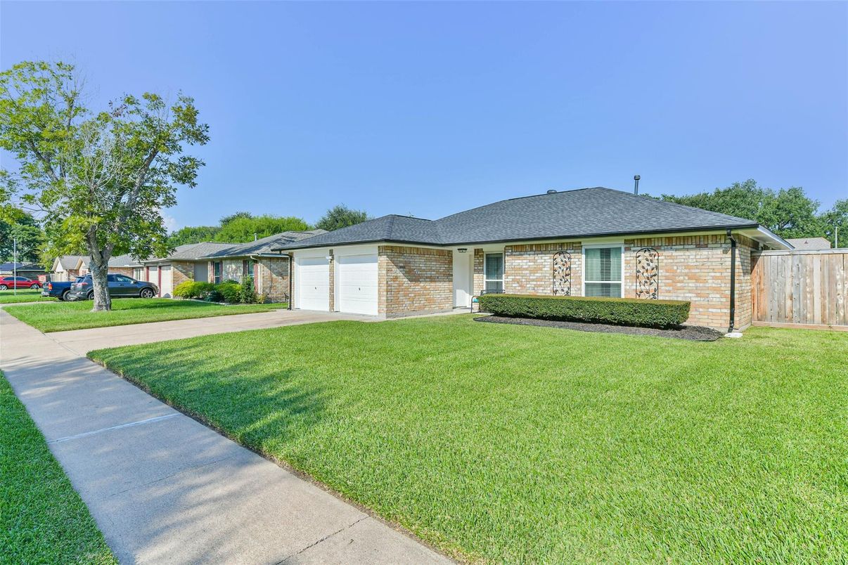 Attached, Backyard, Exterior, Facade, Brick Facade, Ranch