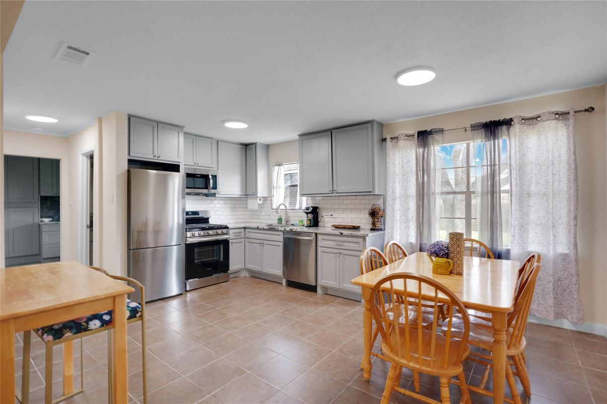 Dining room, Interior, Kitchen, Recessed Lighting, Stainless Steel Appliances