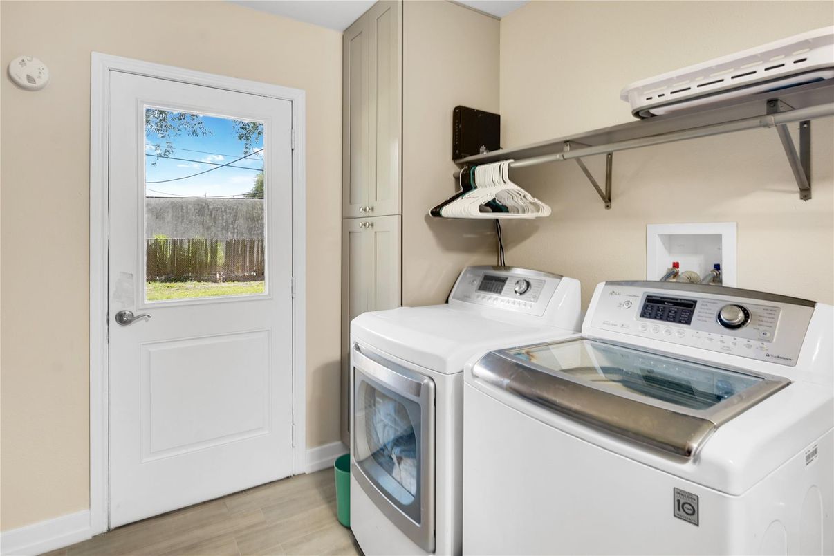 Interior, Washer, Wood Texture Flooring