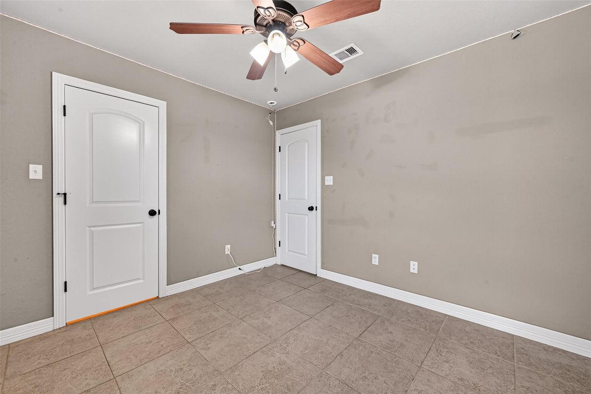 Empty room, Interior