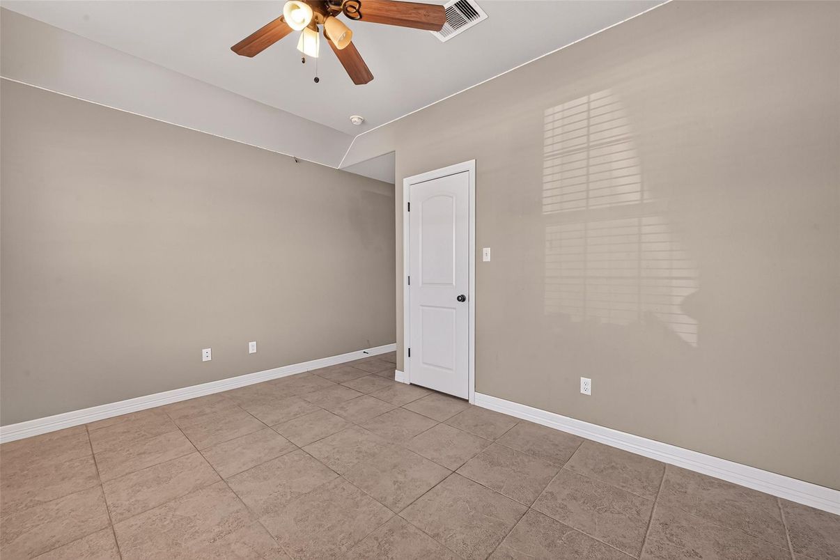 Empty room, Interior