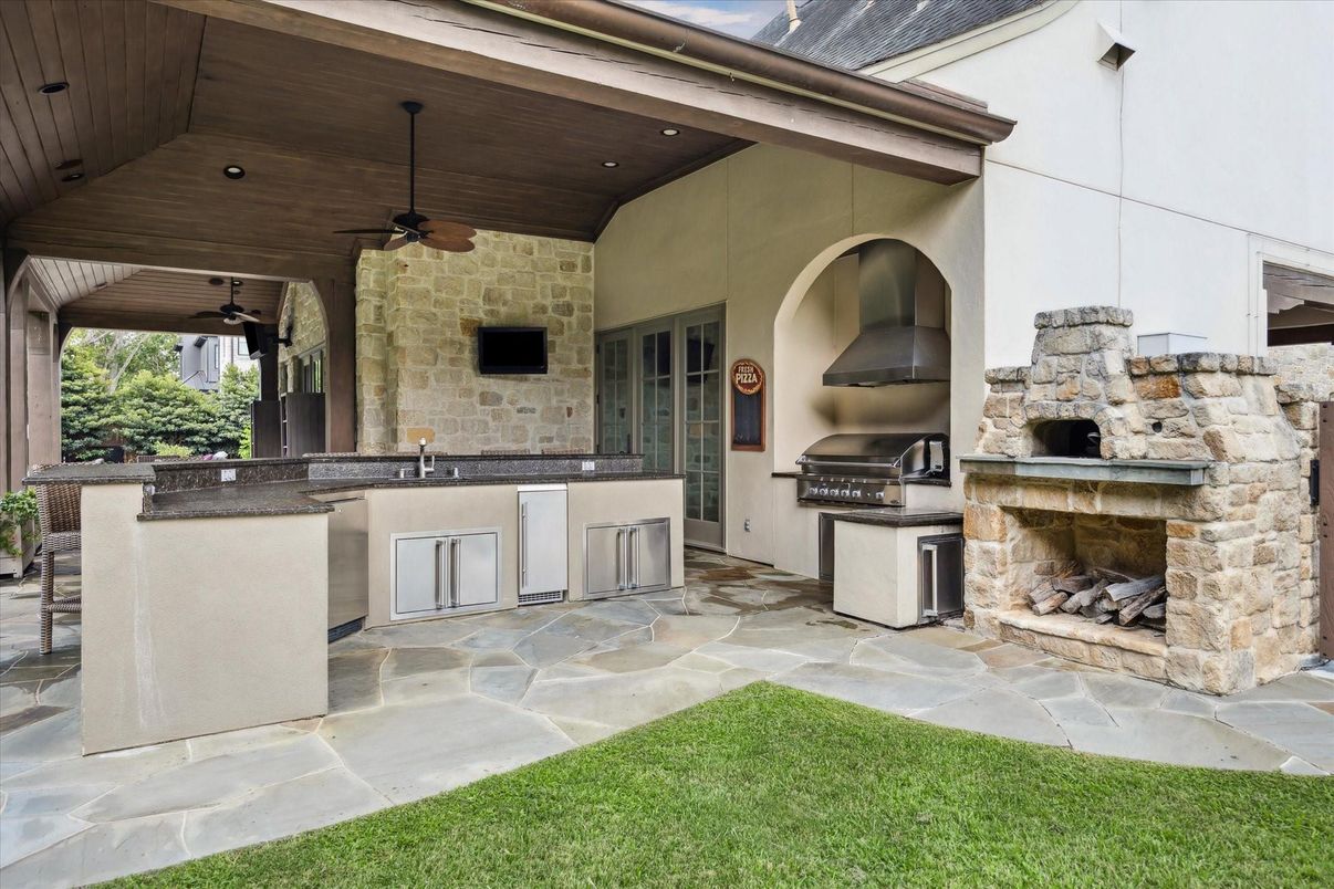 Exterior, Fireplace, Outdoor Kitchen