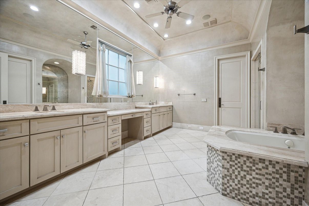 Bathroom, Dual Sink Vanities, Interior, Recessed Lighting
