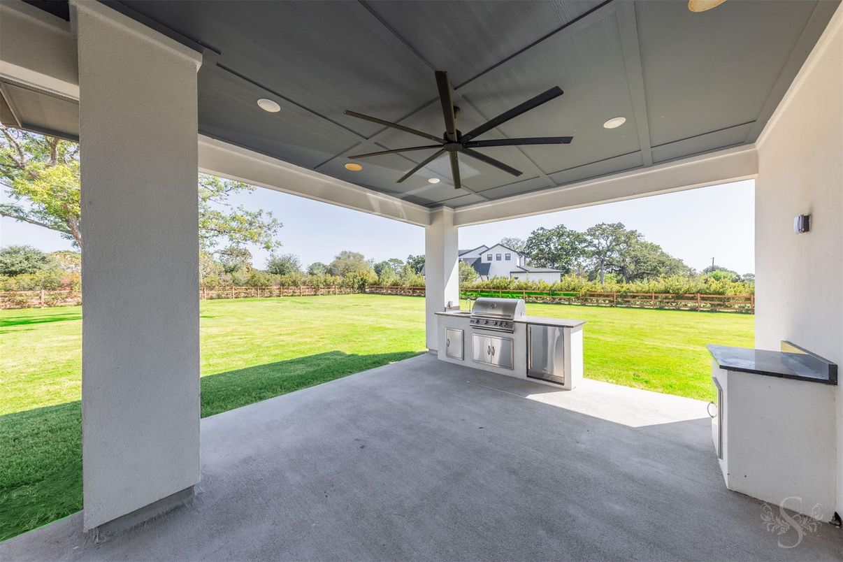 Backyard, Exterior, Outdoor Kitchen