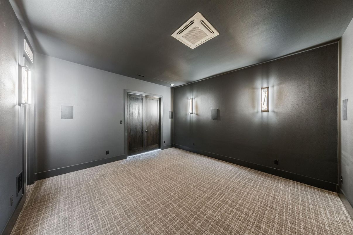 Empty room, Interior