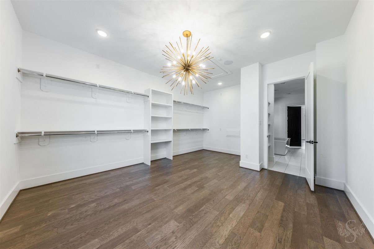 Interior, Pendant Lights, Recessed Lighting, Walk-in Closets, Wood Texture Flooring