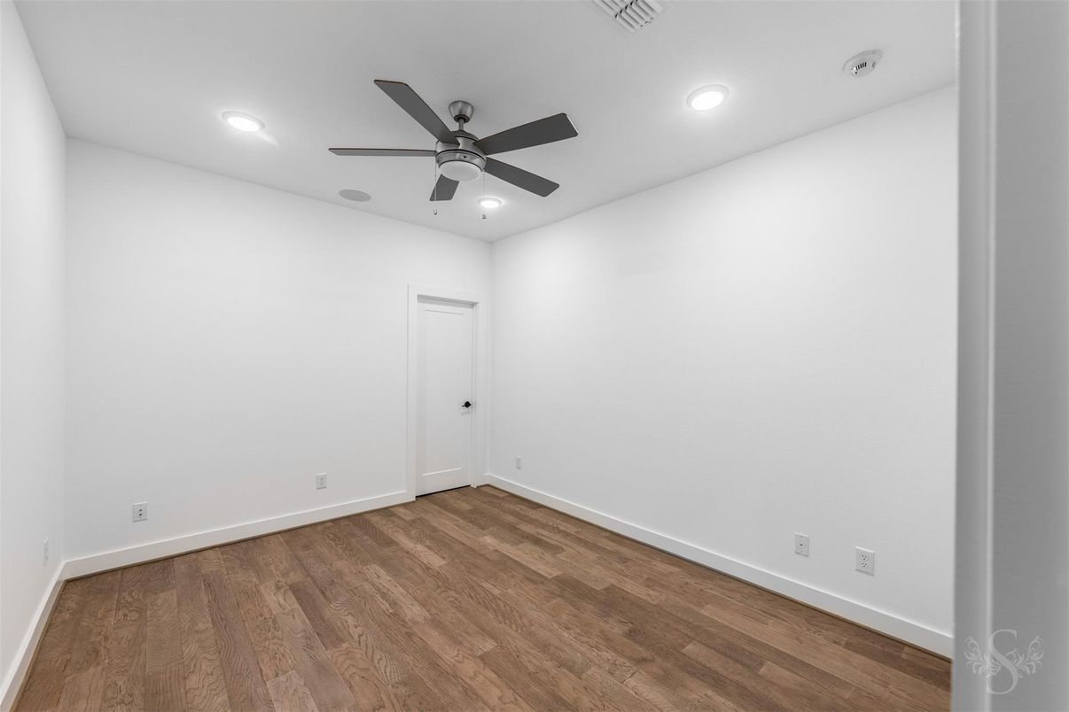 Empty room, Interior, Recessed Lighting, Wood Texture Flooring