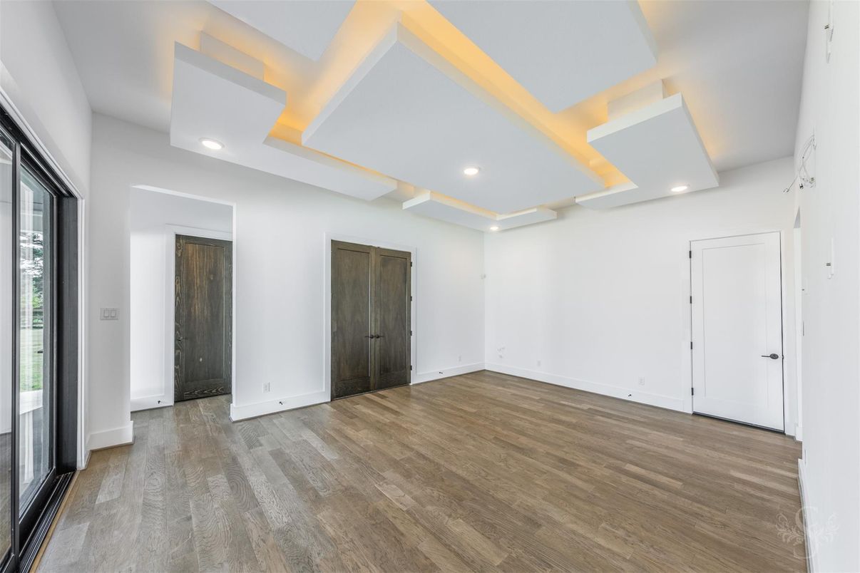 Empty room, Interior, Recessed Lighting, Wood Texture Flooring
