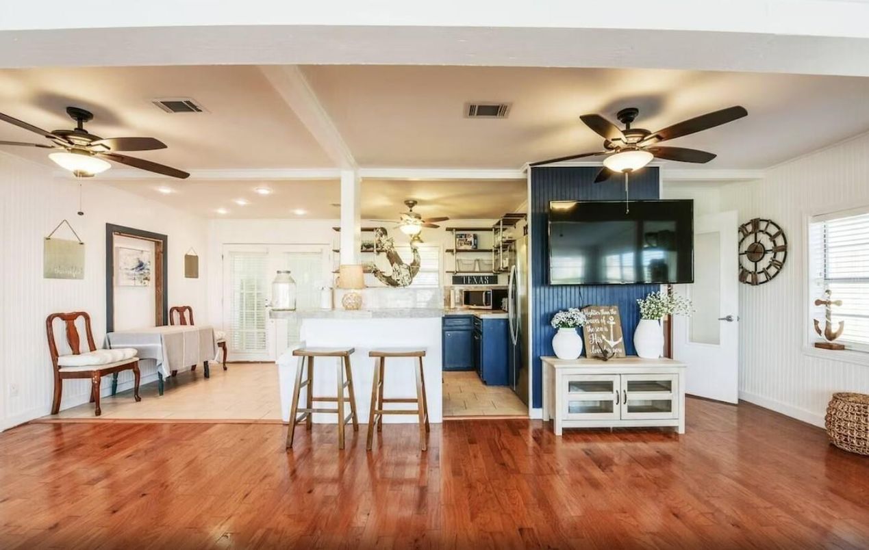 Interior, Recessed Lighting, Wood Texture Flooring