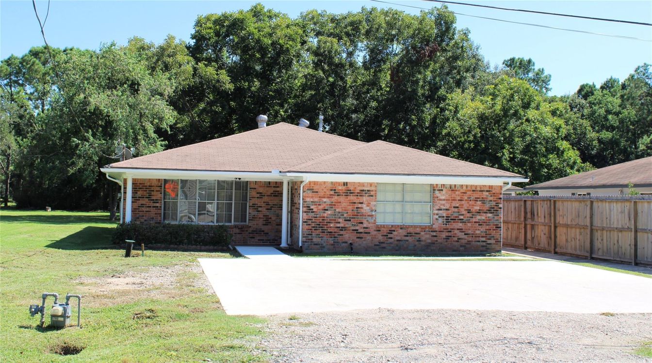 Exterior, Facade, Brick Facade, Ranch
