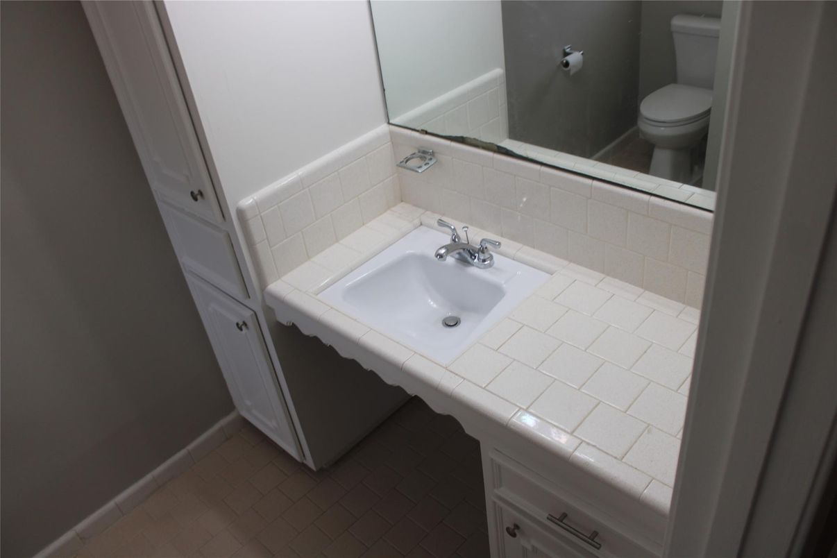 Bathroom, Interior, Tile Countertops