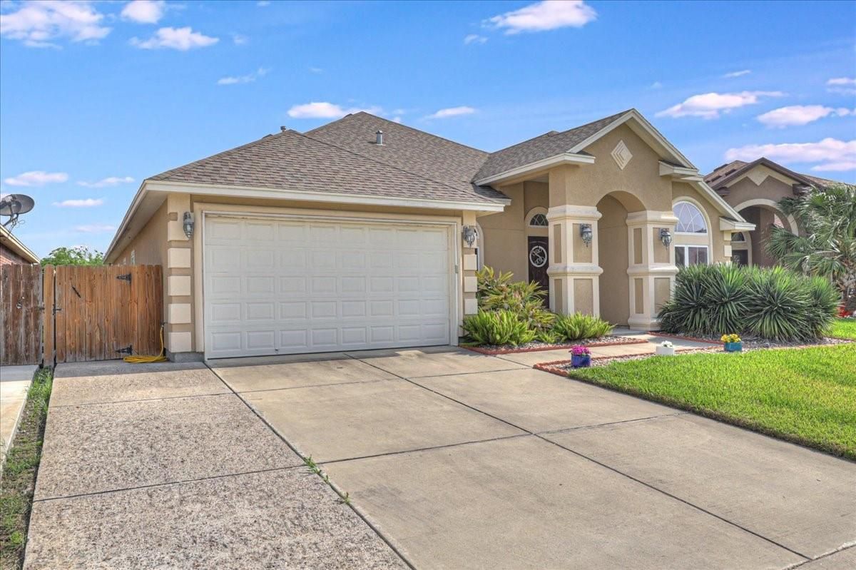 Attached, Exterior, Facade, Brick Traditional