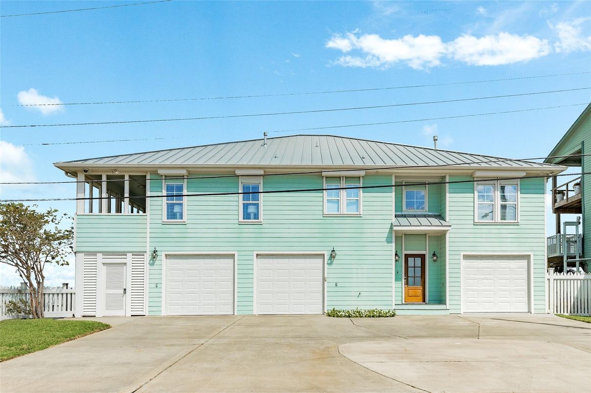 Attached, Exterior, Facade, Raised Ranch