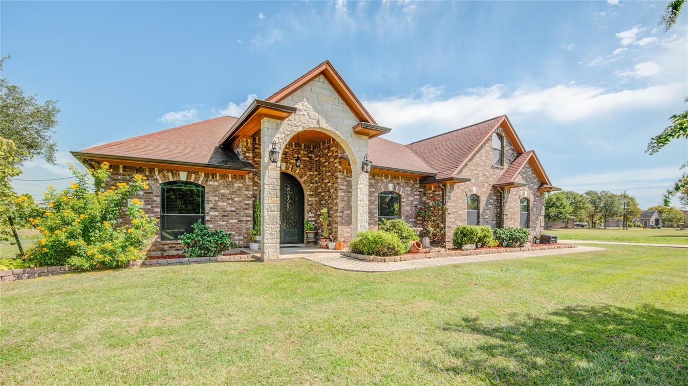 Backyard, Exterior, Facade, Brick Facade, Brick Traditional